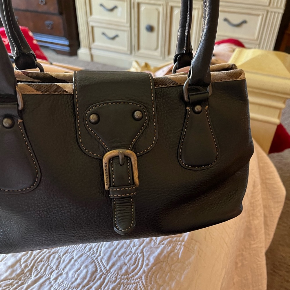 Burberry Black purse great condition like new color black